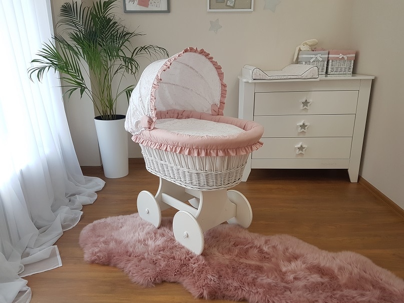 Baby's Paradijs | 20180519 190426 Baby Wiegje – Rotan Wit met Powder Pink