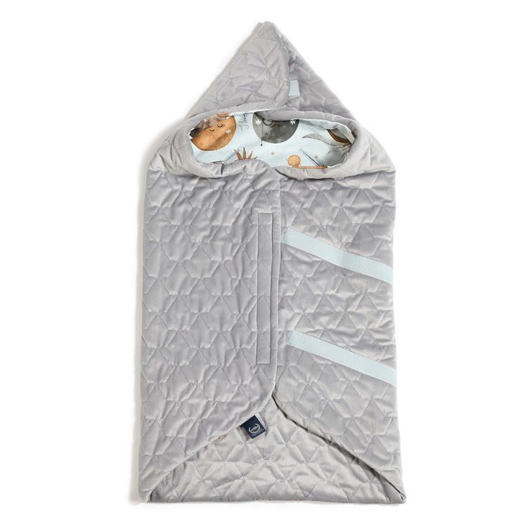 Baby's Paradijs | ORGANIC JERSEY COLLECTION KOCYK DO FOTELIKA SAMOCHODOWEGO BY WHATANNAWEARS – FLY ME TO THE MOON SKY VELVET DARK GREY 2 ORGANIC JERSEY COLLECTION - CAR SEAT BLANKET - BY WHATANNAWEARS – FLY ME TO THE MOON SKY - VELVET DARK GREY - Afbeelding 2