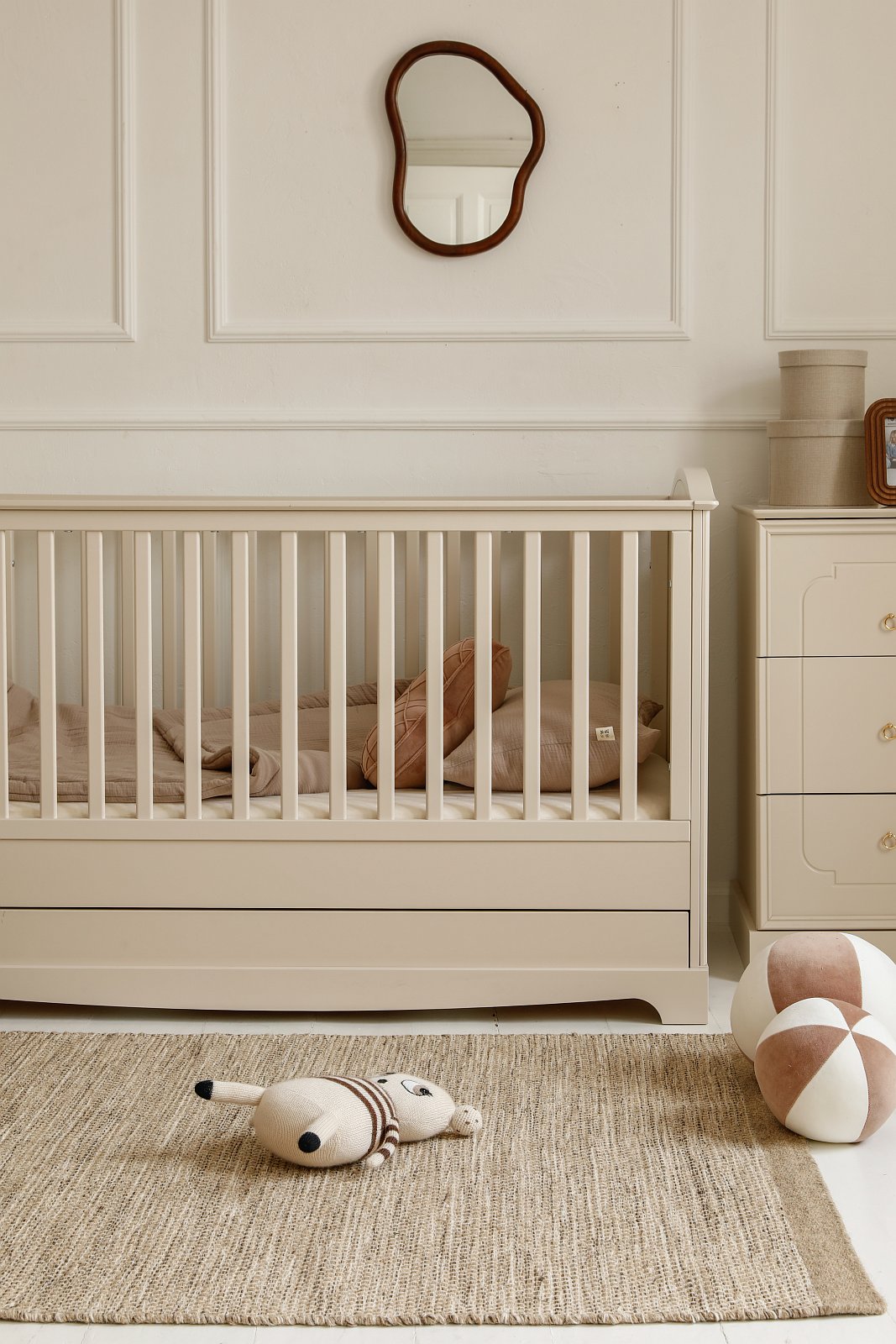 Baby's Paradijs | Royal latte cot bed 70 7 Babykamer Royal Latte Beige ( doorgroeibed 70x 140 cm+ commode+ kast) - Afbeelding 10