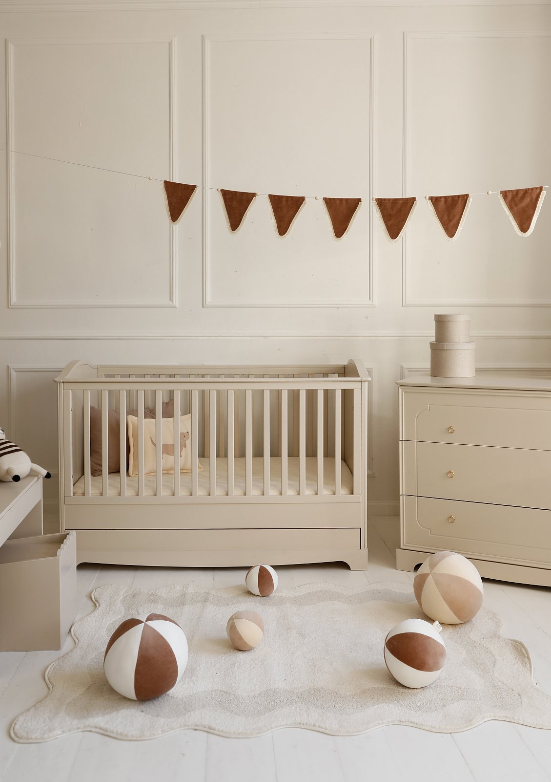 Baby's Paradijs | image00001 Babykamer Royal Latte Beige ( doorgroeibed 70x 140 cm+ commode+ kast) - Afbeelding 15